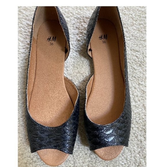 HM Flat Sandals NWOT - Picture 1 of 6